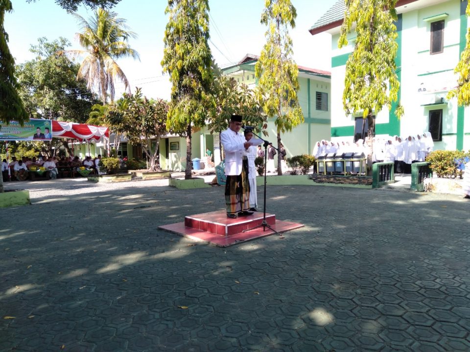 Sekretaris Daerah Kabupaten Sinjai, Drs. Akbar, M.Si Pimpin upacara Hari Santri 2019